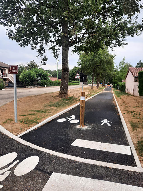 Alt : Nouvelle voie sécurisée pour piétons et cyclistes reliant Lent et Servas, aménagée par la SPL IN TERRA