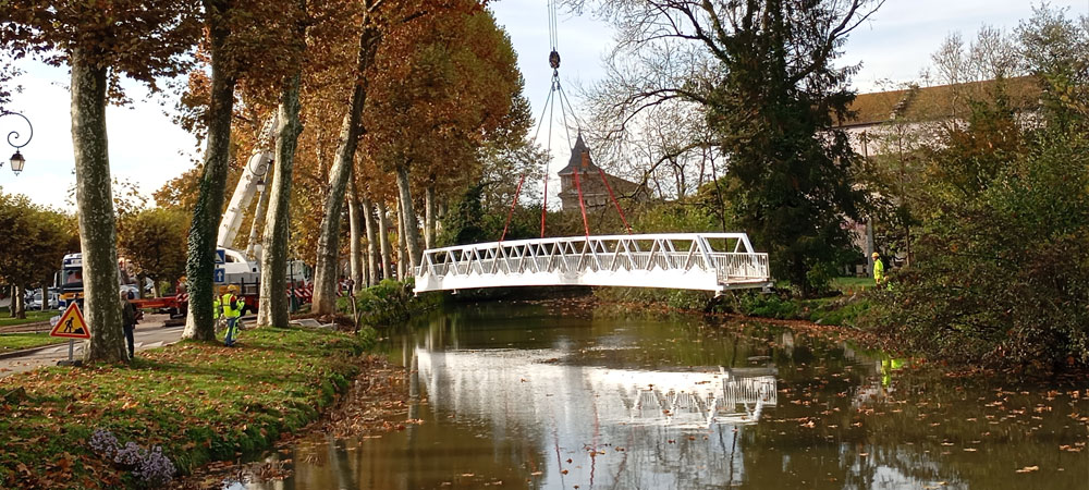 Une liaison entre ses deux rives de la Veyle